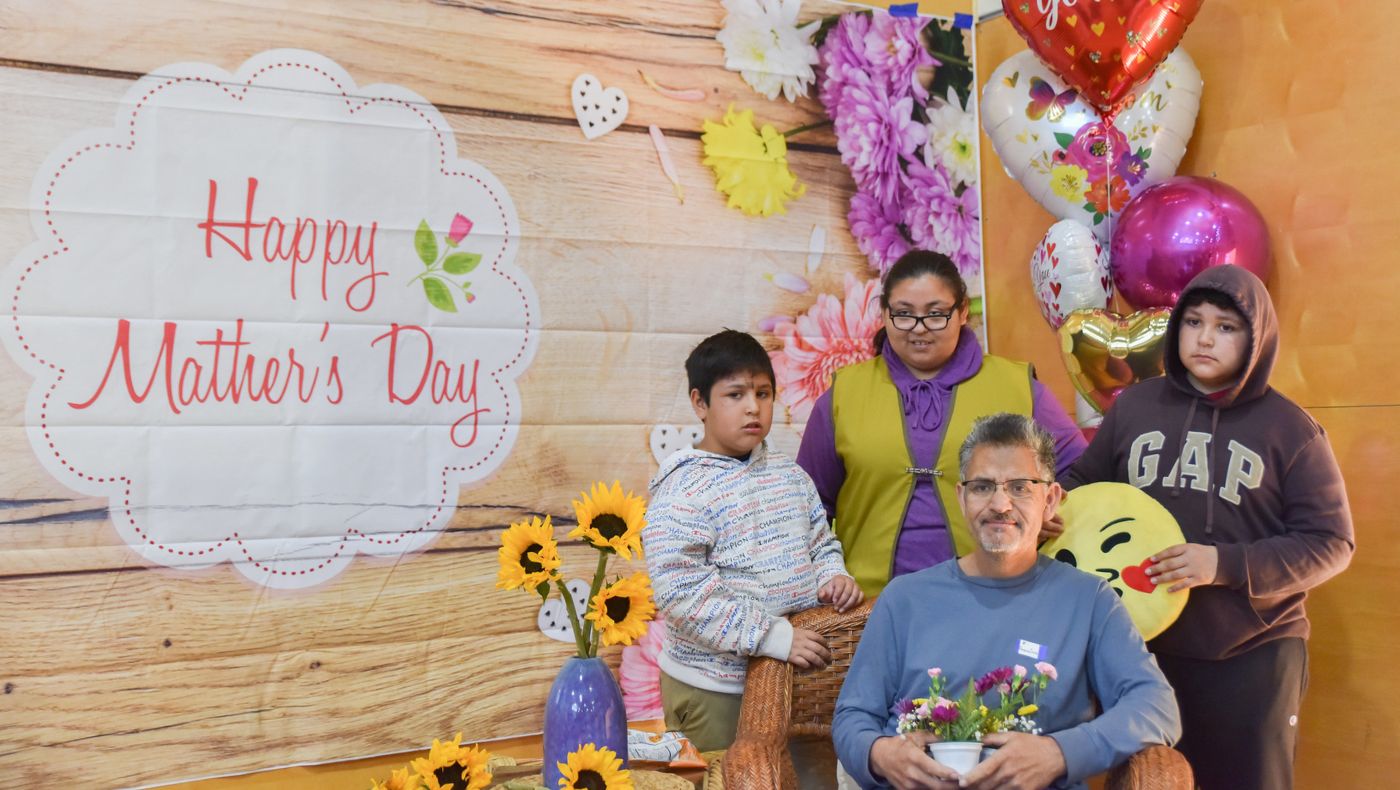 Francisco's family took photos and left warm memories during Mother's Day activities.