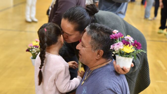 Tzu Chi held a Mother’s Day Thanksgiving event in the East Palo Alto community on the eve of Mother’s Day for long-term caring families.