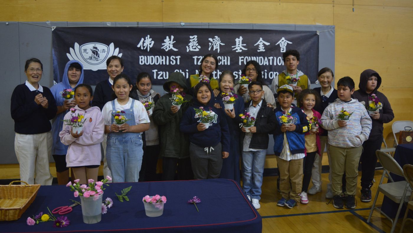 The children who participated in the event arranged flowers with their own hands to express their gratitude to their mothers.
