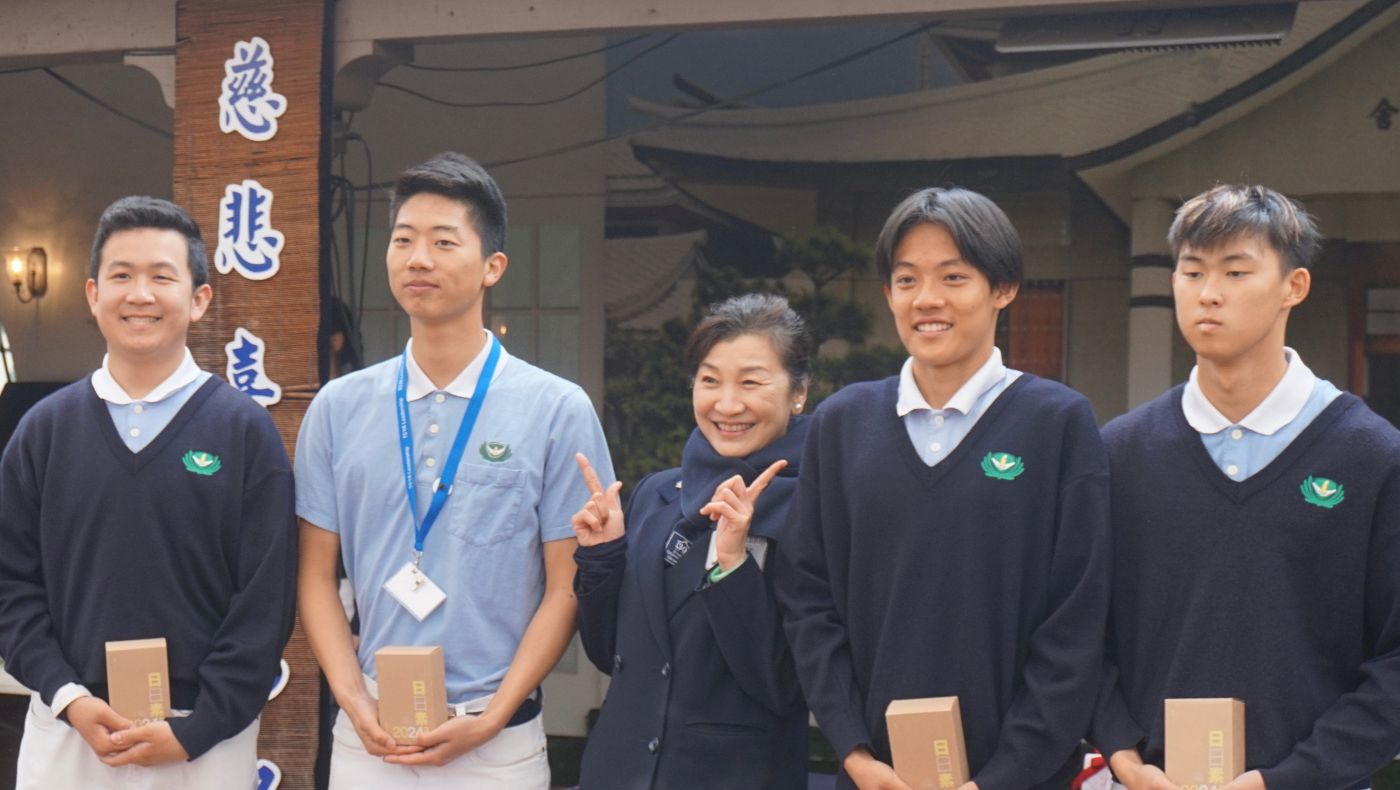 Tzu Chi volunteer Zhang Cuiling takes a photo with the Tzu Chi youth.