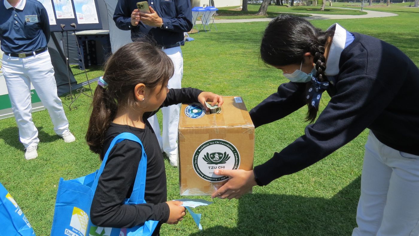 Everyone enthusiastically donated money for the earthquake.