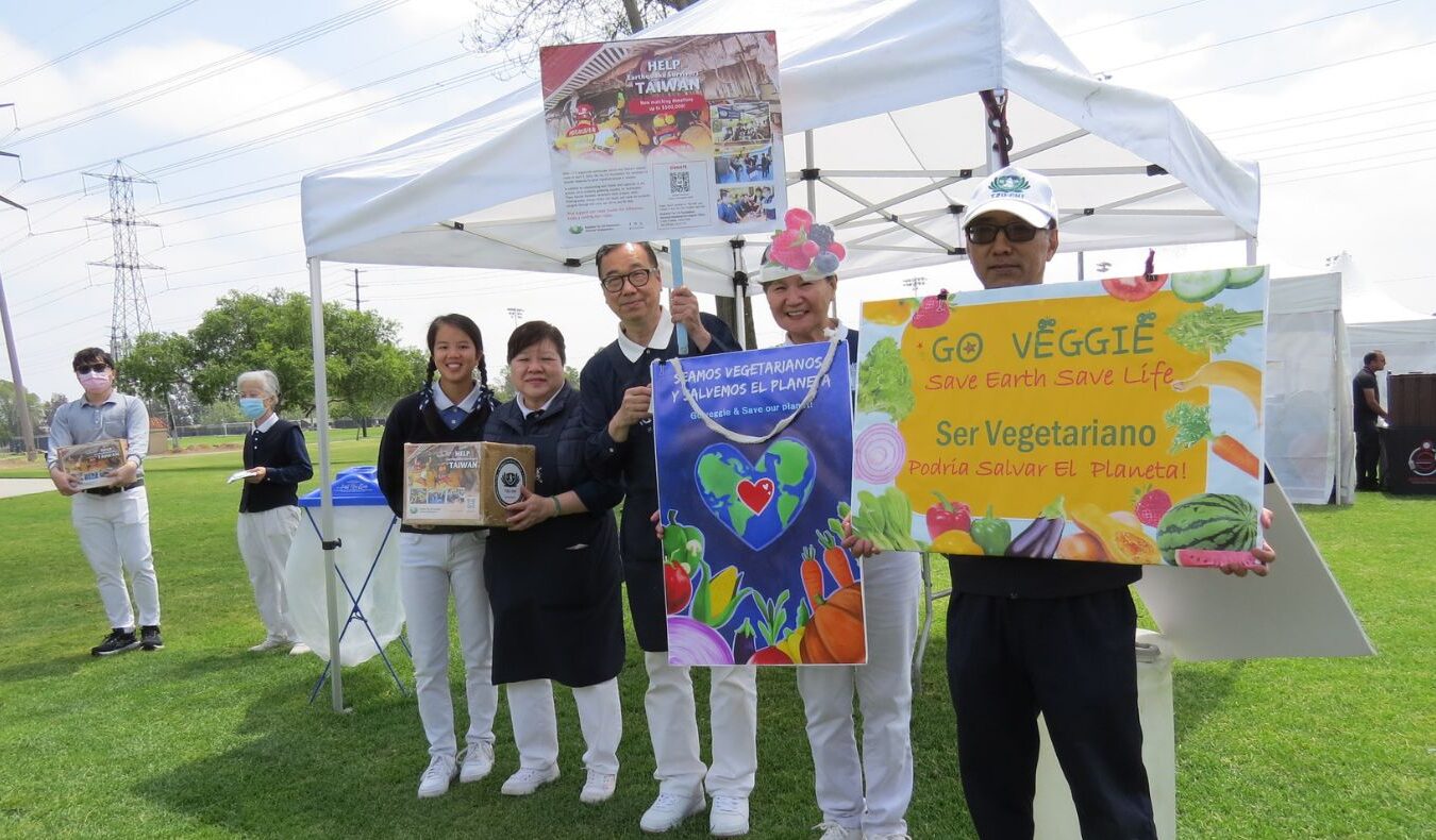 At the 2024 Earth Day event, Tzu Chi volunteers actively called on people to save energy, reduce plastic and live green.