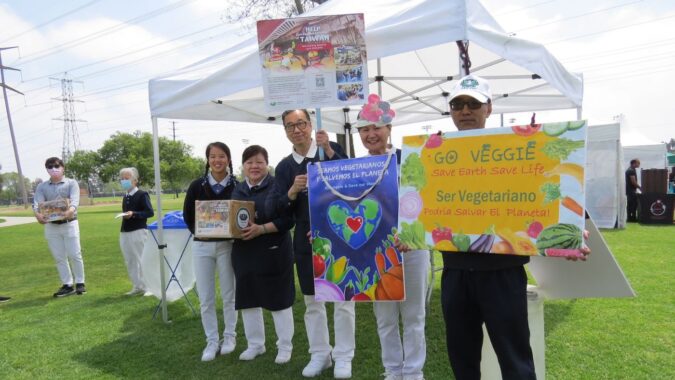 At the 2024 Earth Day event, Tzu Chi volunteers actively called on people to save energy, reduce plastic and live green.
