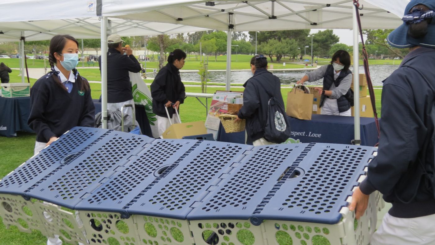 Tzu Chi volunteers are moving Fu Hui beds and setting up the booth.