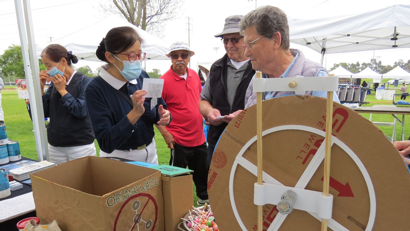 Tzu Chi volunteers enthusiastically guide the public on how to correctly classify garbage, effectively improve the efficiency and quality of resource recycling, and reduce the burden of waste on the environment.
