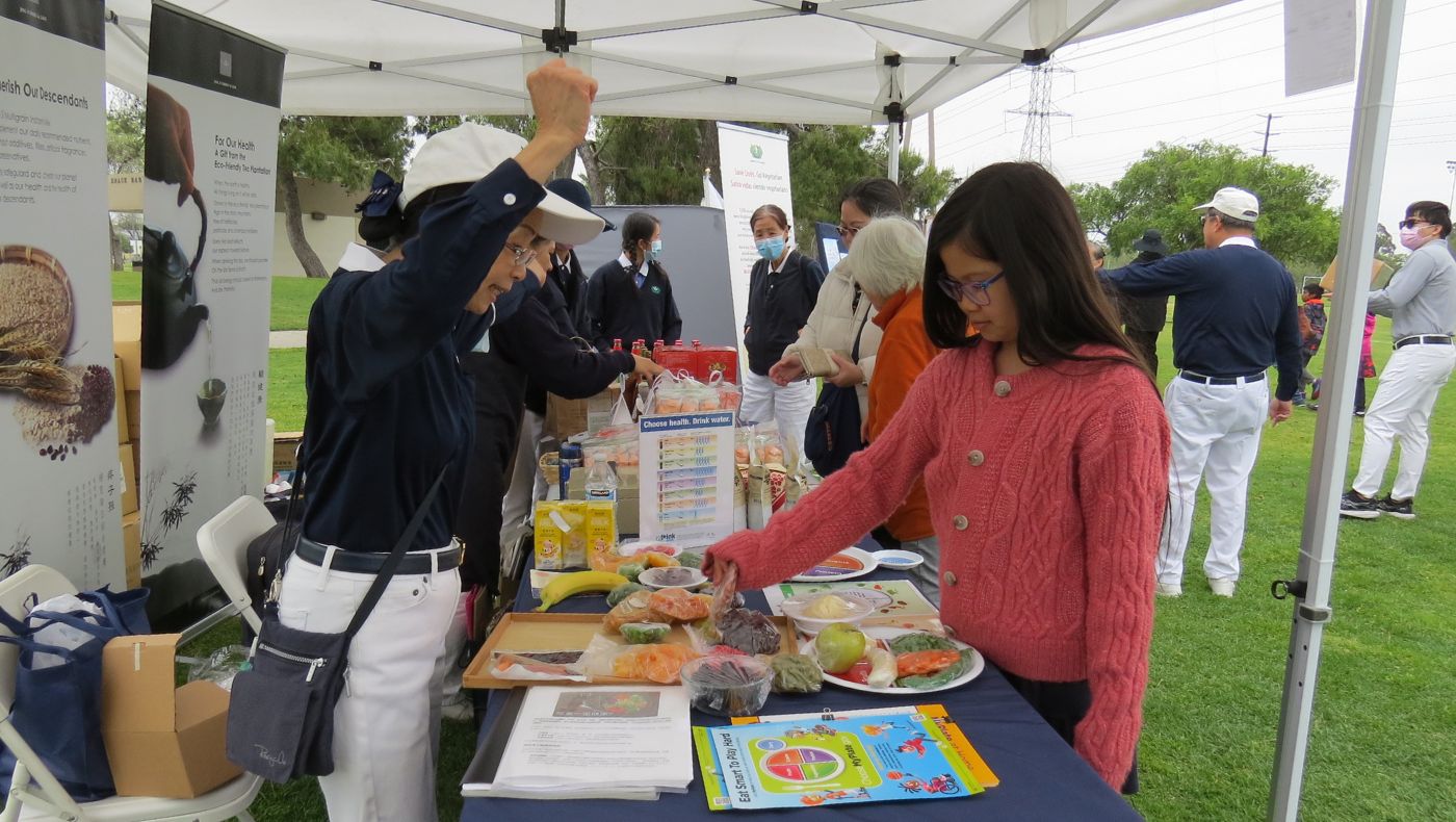 Children are preparing their own healthy meal.