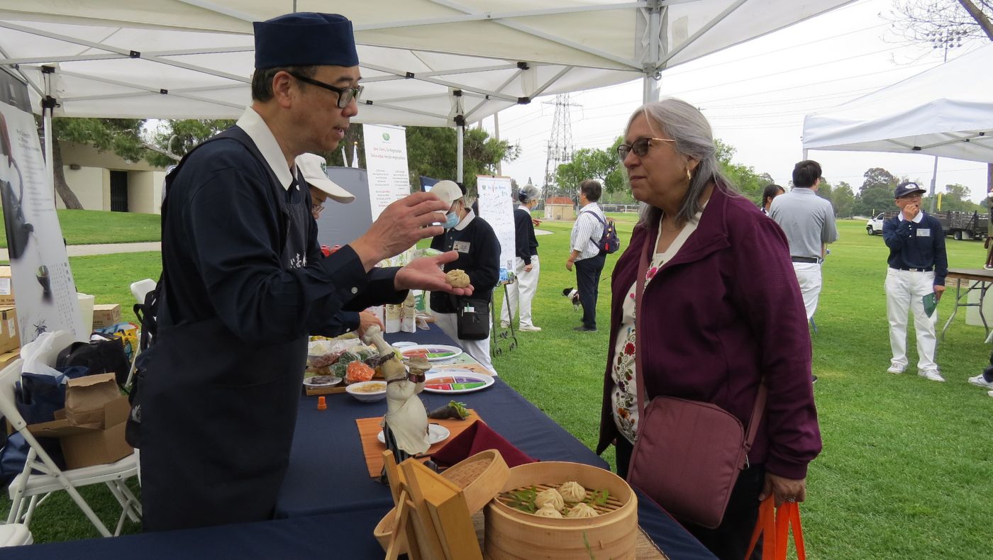 Tzu Chi volunteers also introduced the making process of delicious Xiao Long Bao to the public to promote Chinese cuisine.
