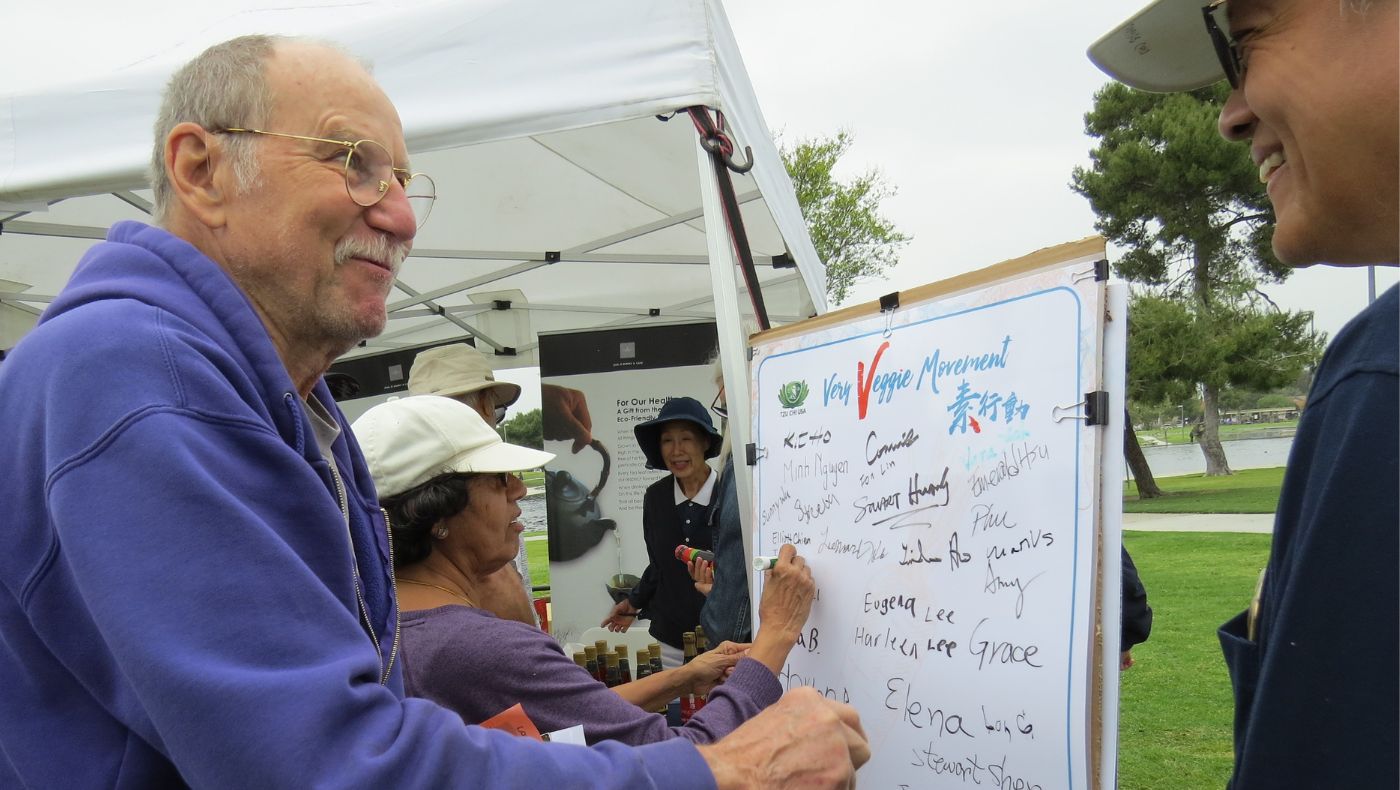 People left their signatures one after another to become a member of the "Vegetarian Action" and support vegetarianism.