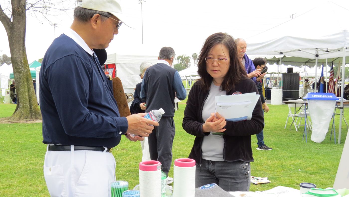 Tzu Chi volunteers are introducing Jingsi products to the public.