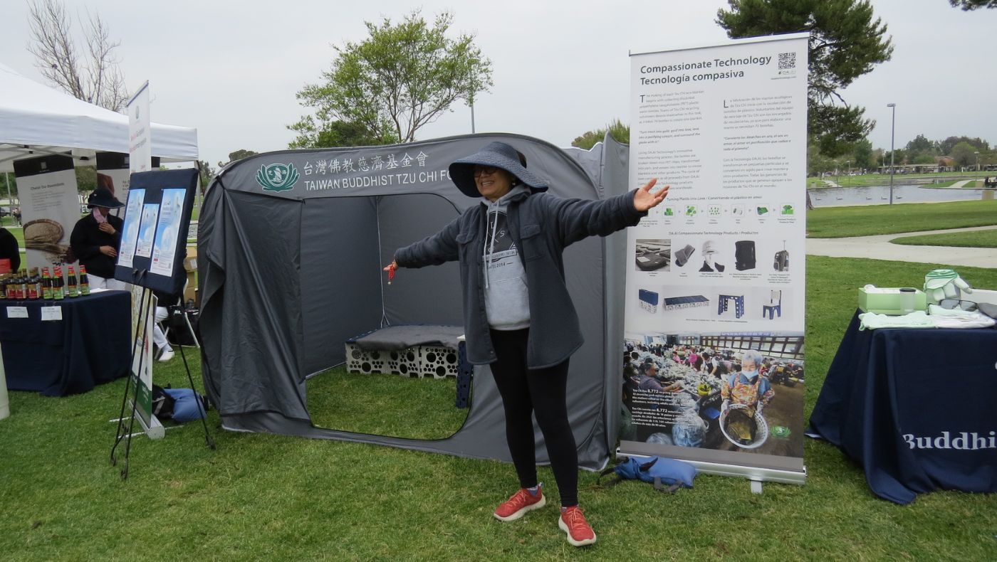 The Jing Si Fu Hui screen is so impressive that people rush to take photos with it.