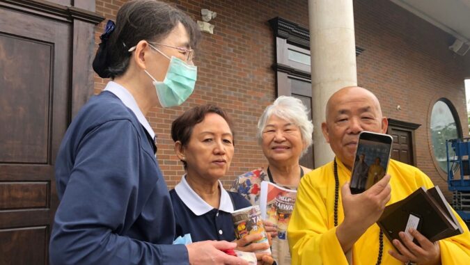 Master Yuan Da from the "Vietnam Buddhist Center" showed everyone on his mobile phone that he had taken photos of his early visits to Hualien, Taiwan to witness Master Yan.