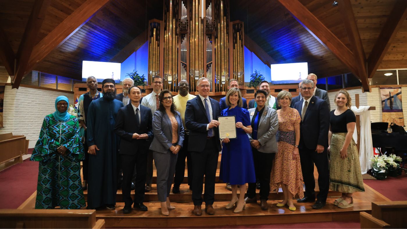 On the National Day of Prayer, religious groups gather together to pray together. The mayor, event organizers and representatives of various religious groups took photos.