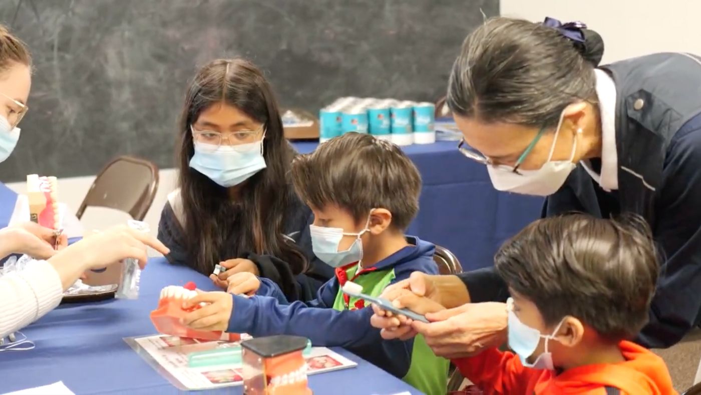 For dental hygiene education, Tzu Chi volunteers use simulated teeth to teach adults and children how to brush and floss, which is very practical.