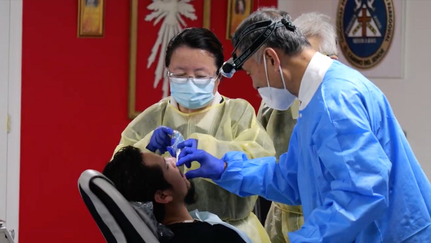 Dr. Jin Yong is seeing a patient's teeth.