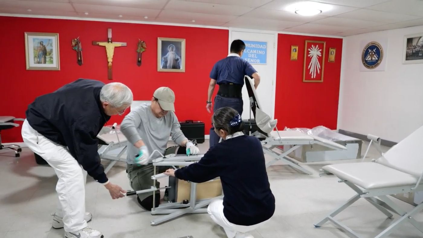 Tzu Chi volunteers are assembling patient recliners.