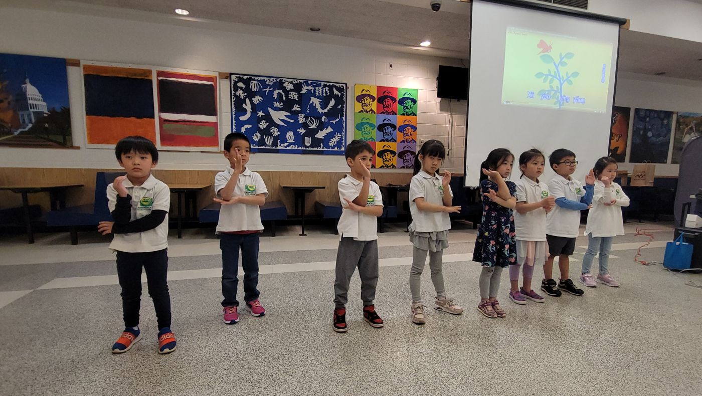 The children in the phonetic notation class performed the sign language song "Little Tree".
