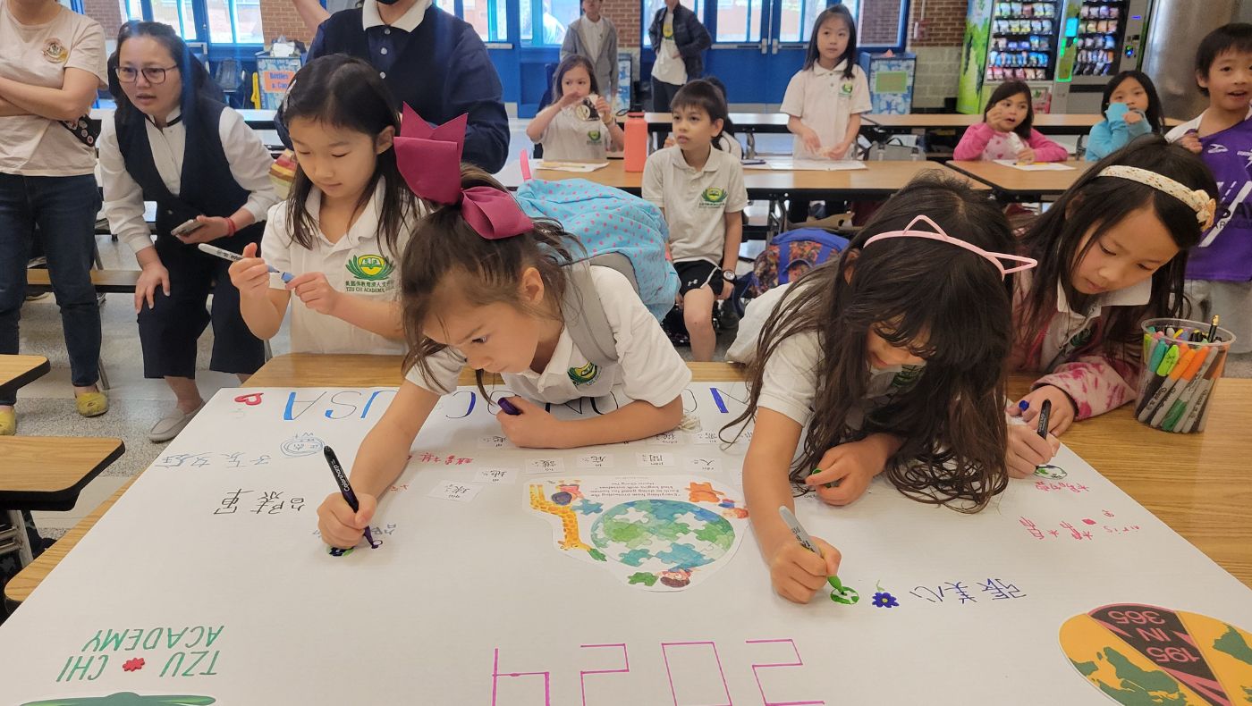 The students drew and signed Earth Day posters together to protect the earth.