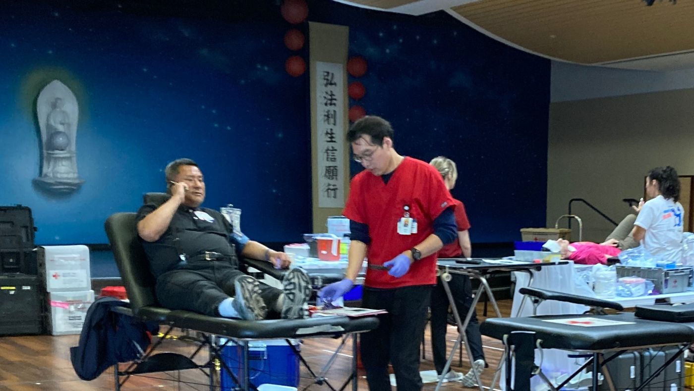 慈濟志工川上信（Eric Kawasaki）於休假日前來捐血，支持社區活動。攝影／吳愛珠