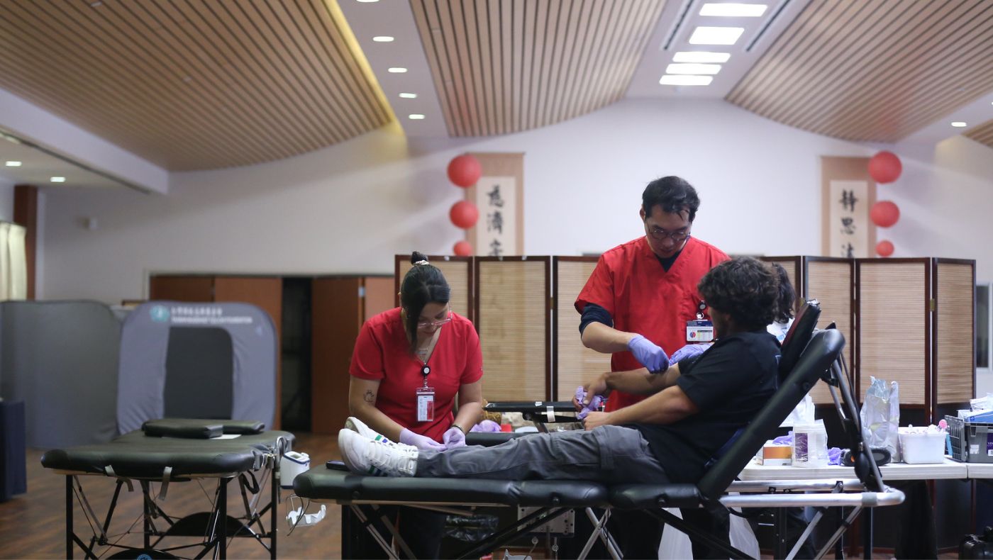 曾經捐血過的民眾收到紅十字會邀請，再次熱情參與。攝影／邱益聞