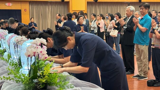The volunteers all prepared the Buddha Bathing with the most pious heart, offering lamps, candles, fragrant soup and fragrant flowers.