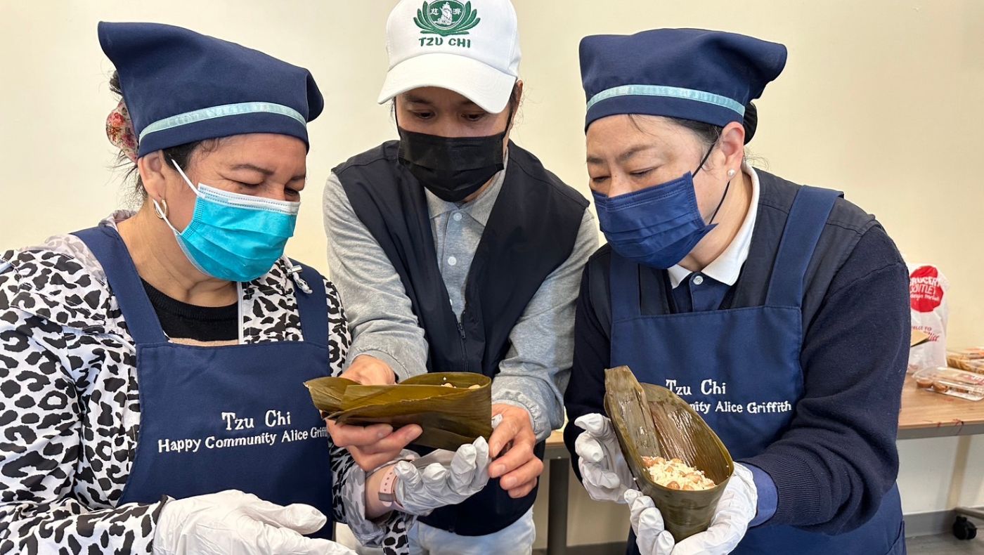 Young volunteer Jiang Shaoyuan (centre) grew up in Peru and can speak Chinese, English, Spanish, and Cantonese. He helped translate during the rice dumpling-making activity.