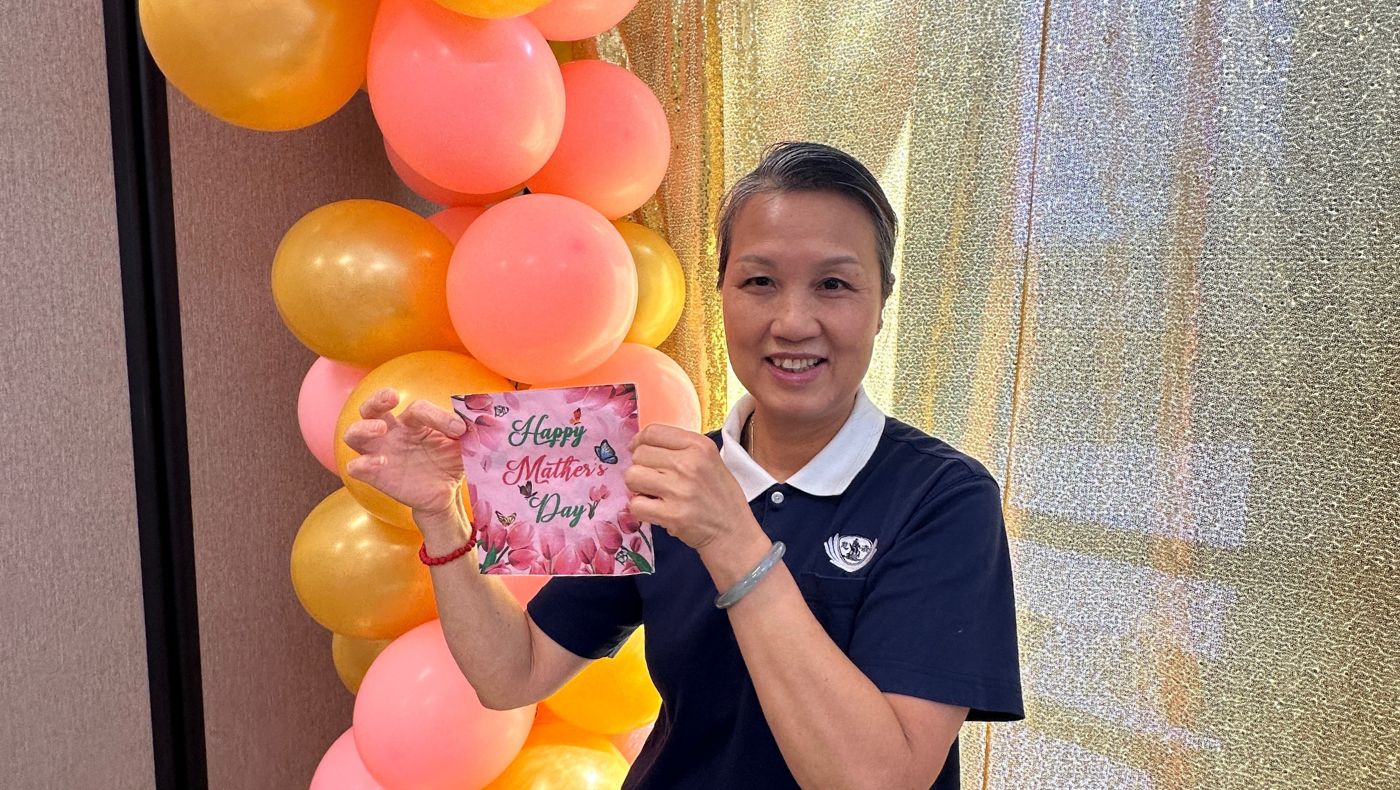 Tzu Chi volunteer Wu Yao Huiling actively participates in community vegetarian course promotion activities.