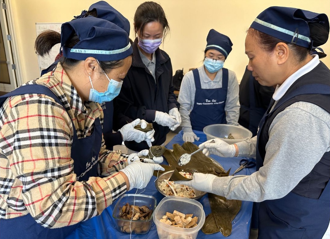 A team of volunteers in San Francisco carefully designed vegetarian courses and launched a rice dumpling-making activity on the eve of the Dragon Boat Festival to let the community understand Asian culture.