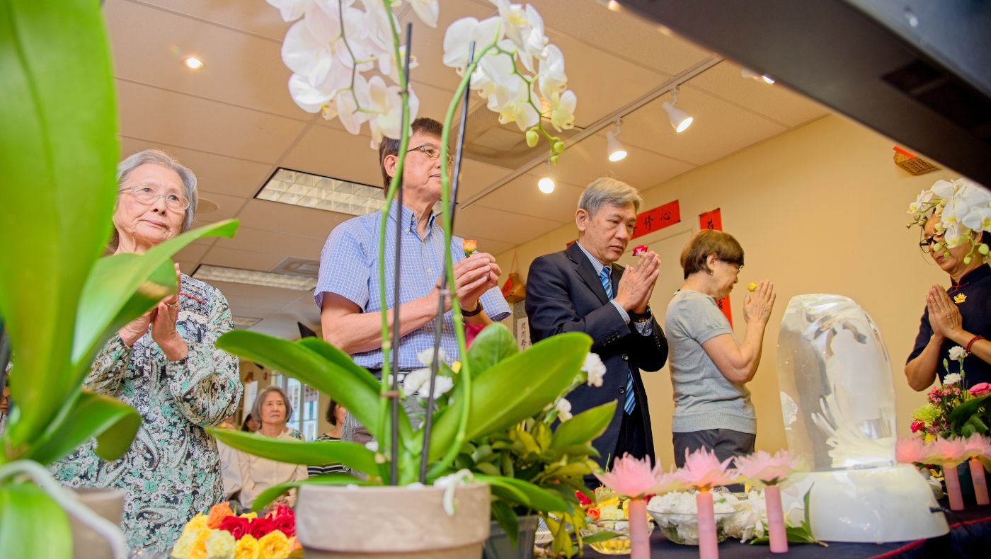 Zhou Qiyu (second from right), director of the Economic and Cultural Office in Miami, saluted and prayed devoutly
