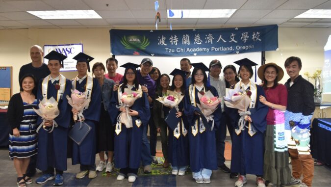 During the graduation ceremony and graduation ceremony, the six graduates happily took photos with their parents, leaving behind wonderful memories of their study and life.
