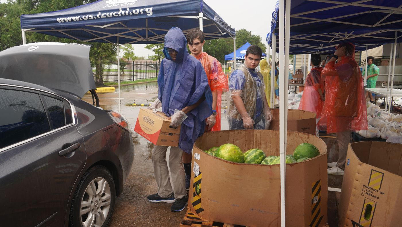 Volunteers from the Texas branch carried out the distribution in the rain on July 27.