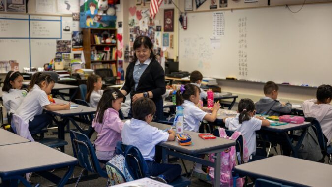 At the beginning of the new school year at Cupertino Humanities School in Silicon Valley, school-age children from Chinese families are taking courses that emphasize both Chinese and humanities.