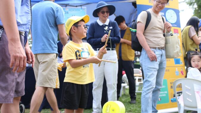 Tzu Chi volunteers in Northern California assisted the International Children’s Play Festival by designing interesting children’s and parent-child games to spend a happy weekend with the community.