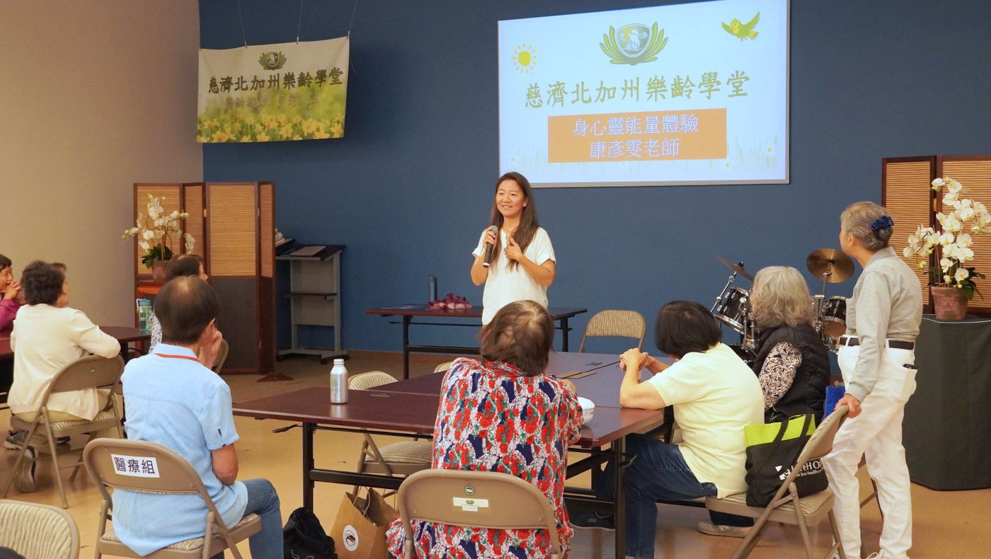 Teacher Kang Yanwen teaches the course practice of "Body, Body and Soul Energy".