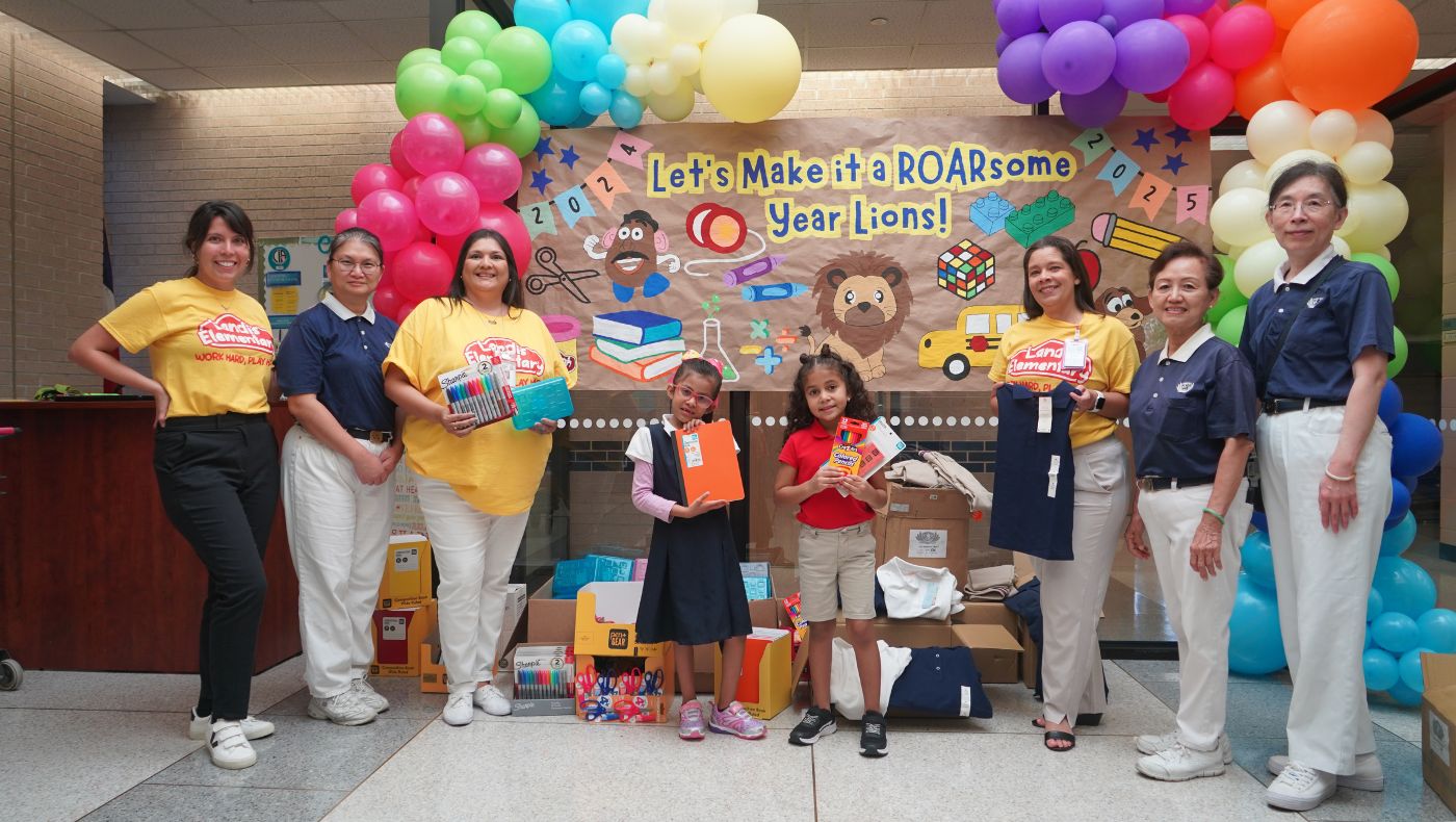 During this year’s back-to-school season, volunteers from Tzu Chi’s Texas branch went to Landis Elementary School on August 12, Douglas Smith Elementary School on August 23, and Ed White Elementary School on August 30 to carry out “Happy Back to School” activities. Stationery and schoolbag distribution event on "School Day".