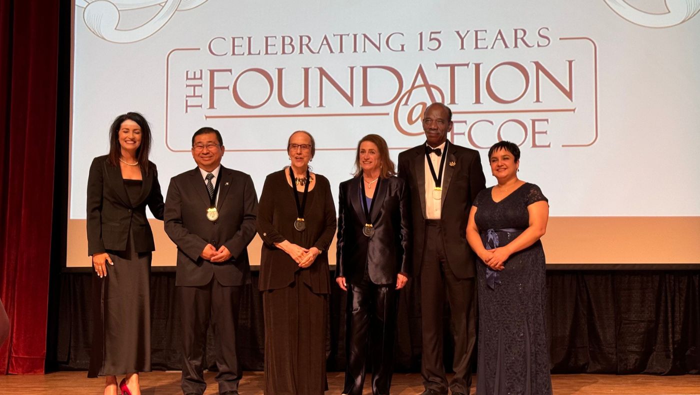 The Fresno Superintendent Education Fundraising Charitable Foundation held the "2024 Outstanding Person Award Ceremony", and Wen Junqiang (second from left), deputy CEO of Tzu Chi American Medical Foundation, was awarded the "Award for Academics" .