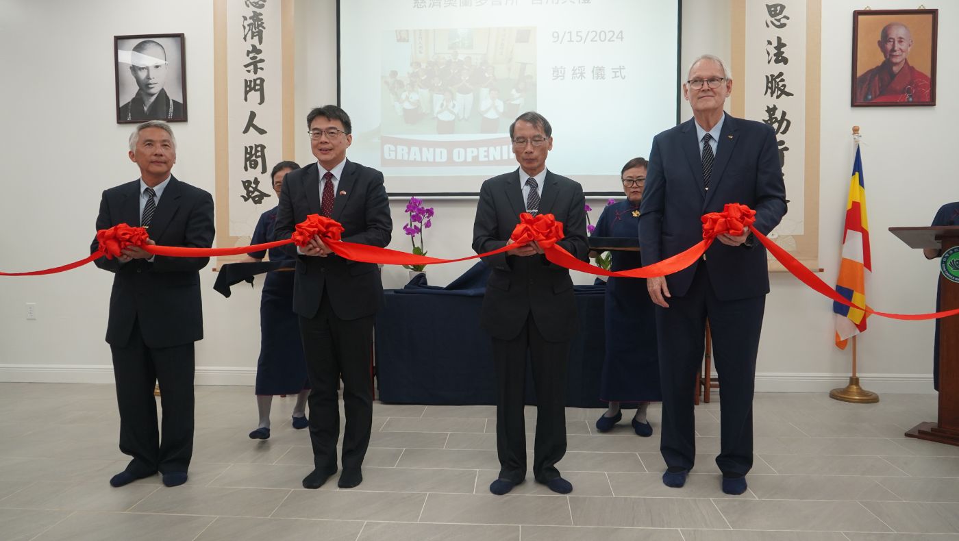 The ribbon-cutting ceremony for the opening ceremony of Tzu Chi’s new club in Orlando is led by (from right) Lin Zhi, head of the Tzu Chi Orlando Liaison Office, Luo Zhenxiong, CEO of the Tzu Chi Texas Branch, Zhou Qiyu, director of the Taipei Economic and Cultural Office in Miami, and Tzu Chi Miami Liaison Office. Lin Mingzhe cut the ribbon together.