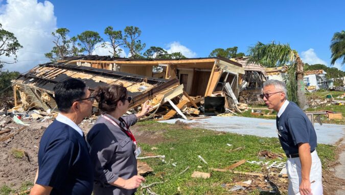Volunteers from the Tzu Chi Miami Liaison Office, accompanied by volunteers from the Red Cross, conducted a disaster survey in the Fort Pierce disaster area on October 21.