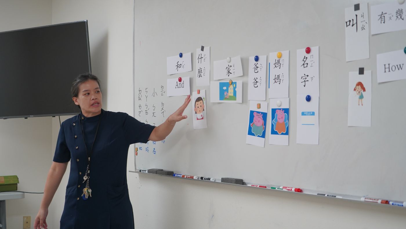 慈濟休士頓人文學校陳俐樺校長透過遊戲方式，讓孩子識讀中文。攝影／葉晉宏