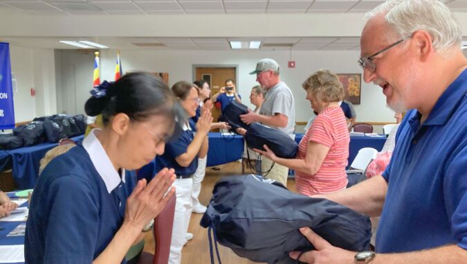 The affected households were very happy to receive present value cards and eco-friendly blankets presented by Tzu Chi volunteers.