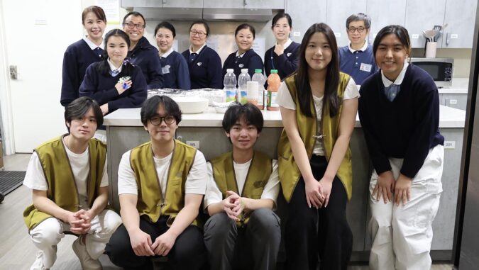 The volunteers took a group photo after completing the activity with joy