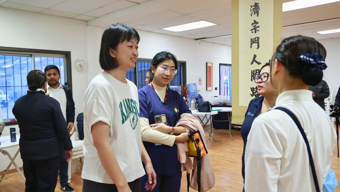 來自南加州河濱市的醫療團隊，一早開了三個多小時抵達園區。圖中是在園區與志工們歡喜交談。攝影／駱淑麗