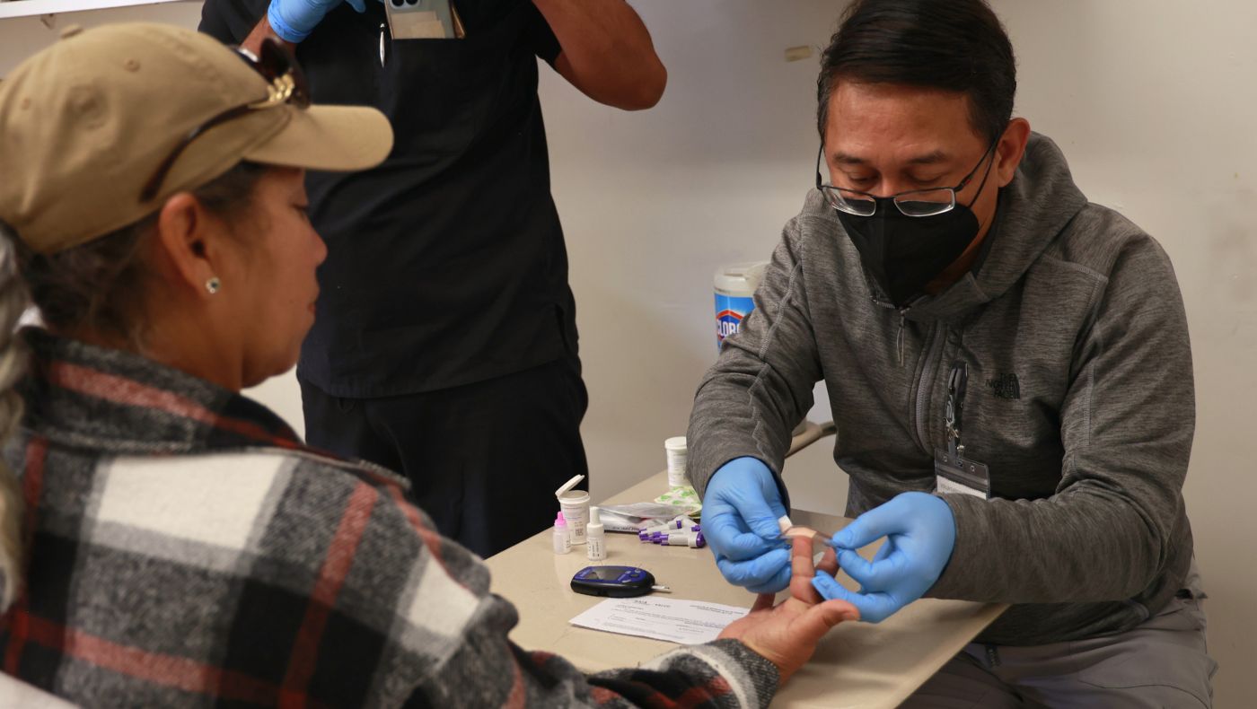 抽血檢查站為來看診的病患做基礎的檢驗。攝影／駱淑麗