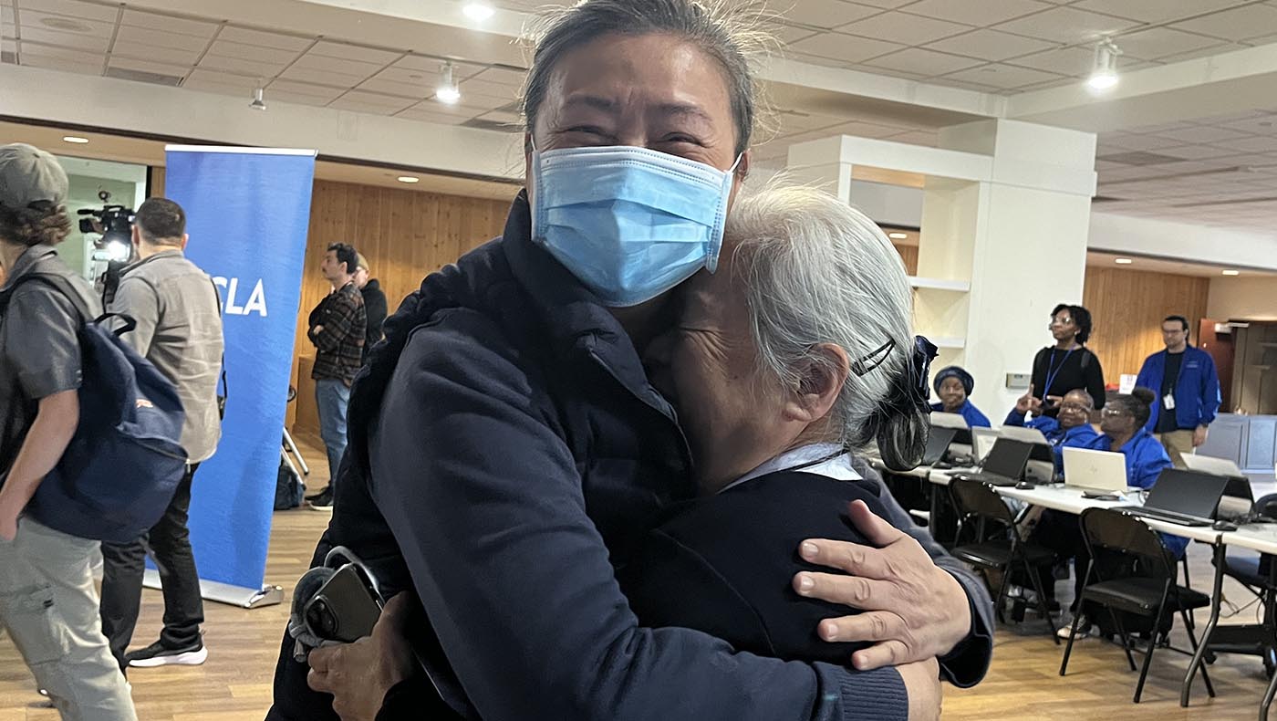 慈濟志工呂慈妙安慰並擁抱在火災中失去家園的志工吳如真。攝影／駱淑麗