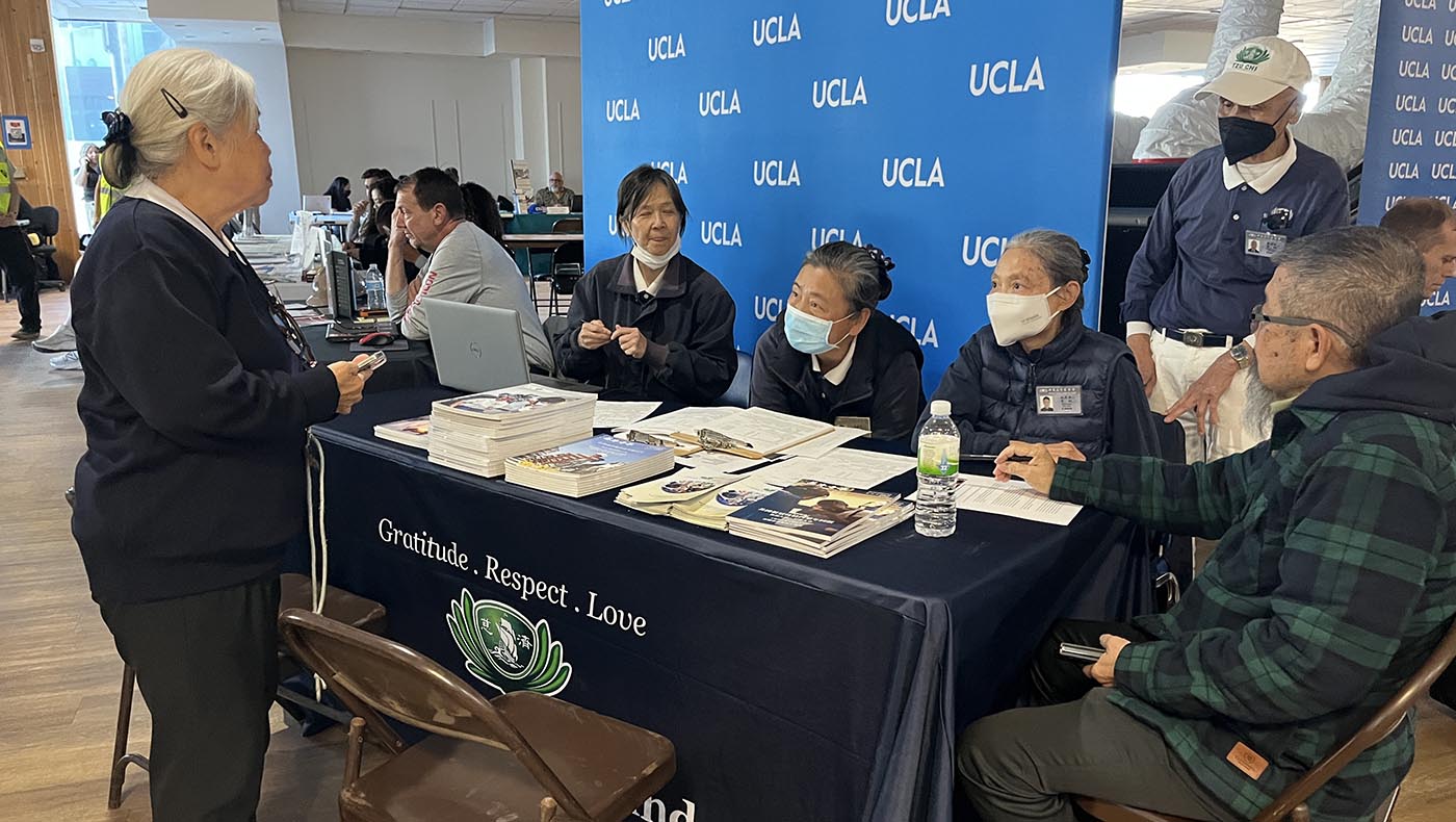 慈濟美國總會志工進駐「UCLA西研究園區」的「災難復原中心」，協助受災民眾登記造冊。攝影／駱淑麗