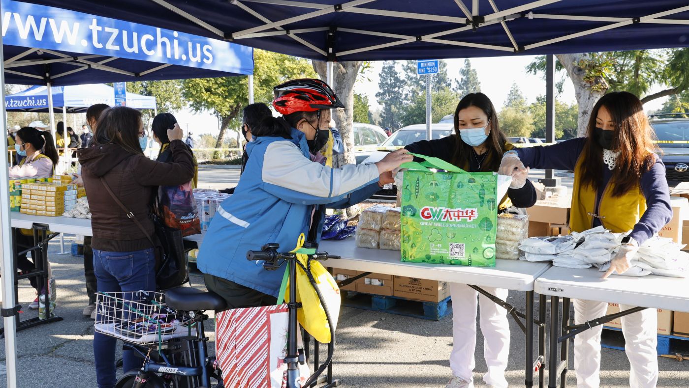 騎著腳踏車來領取物資的民眾越來越多，保費和汽油費讓很多人無法負擔養一輛車。攝影／駱淑麗