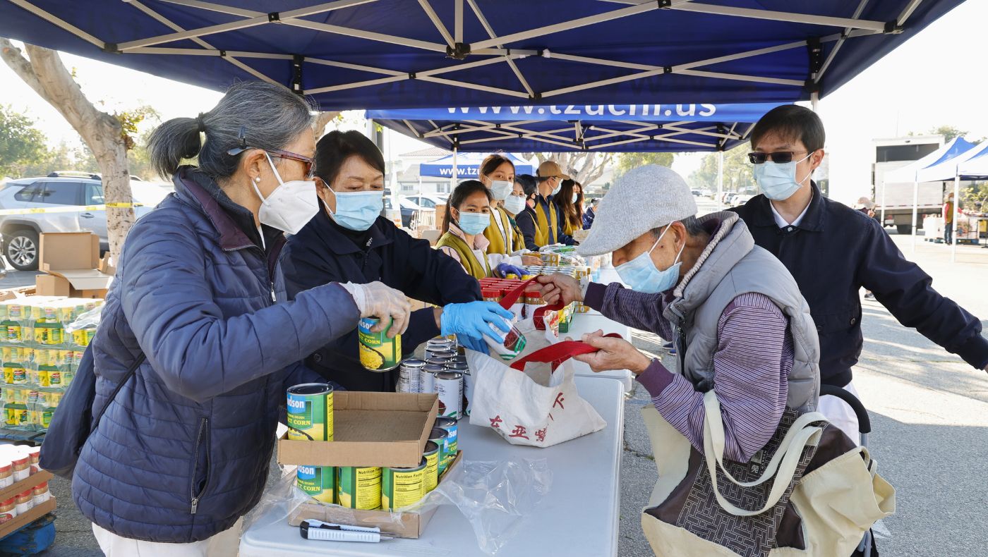 志工在發放中也要想辦法讓缺乏裝運工具的老人家，也能帶走發放的物資。攝影／駱淑麗