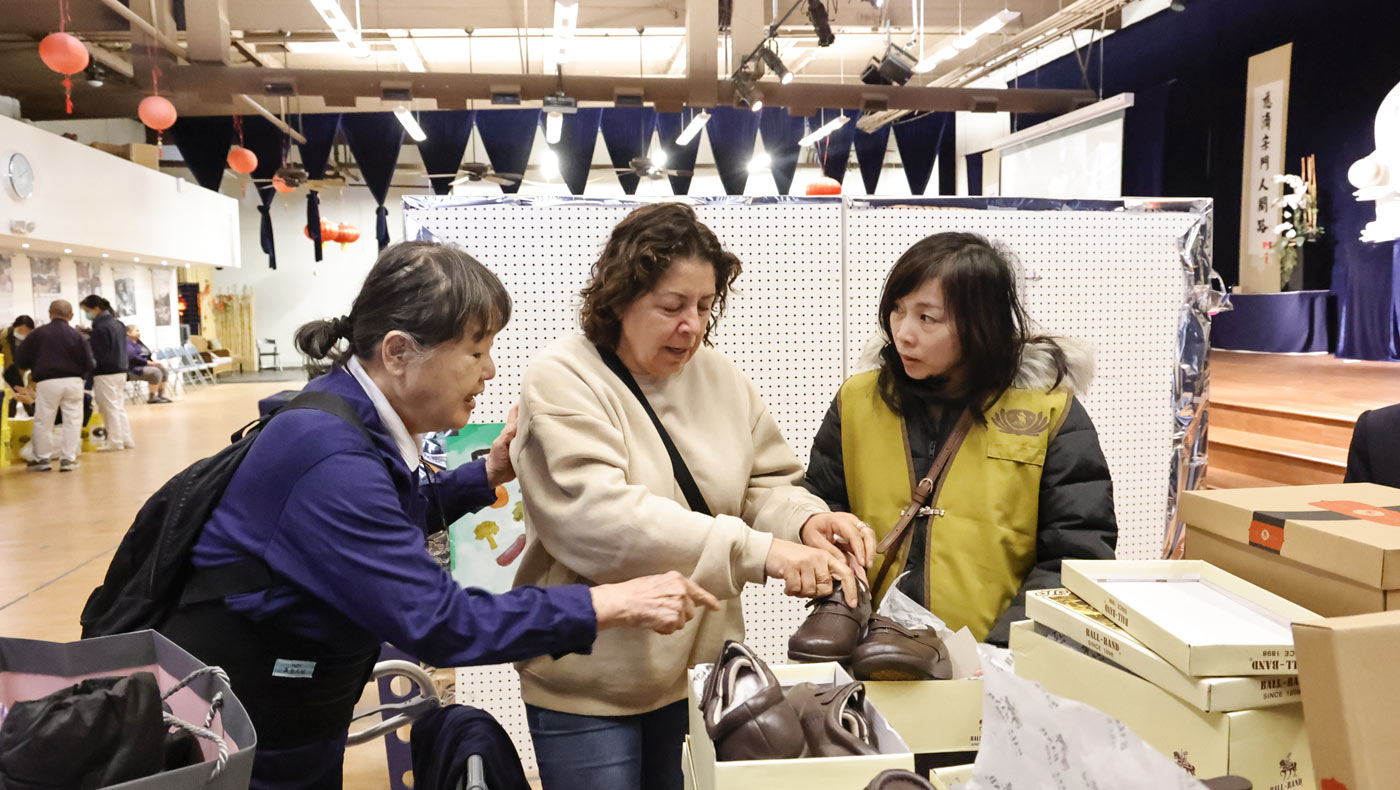 The Tzu Chi team helps Yolanda de la Torre pick donated items that can immediately help her and her family as they recover from losing their home. Photo/Shuli Lo