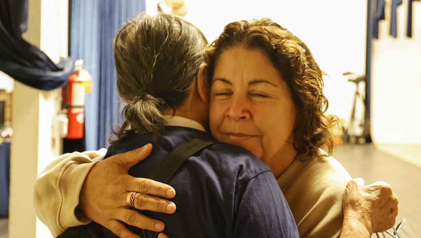 Yolanda de la Torre relaxes for a moment as she hugs a Tzu Chi volunteer, Photo/Shuli Lo