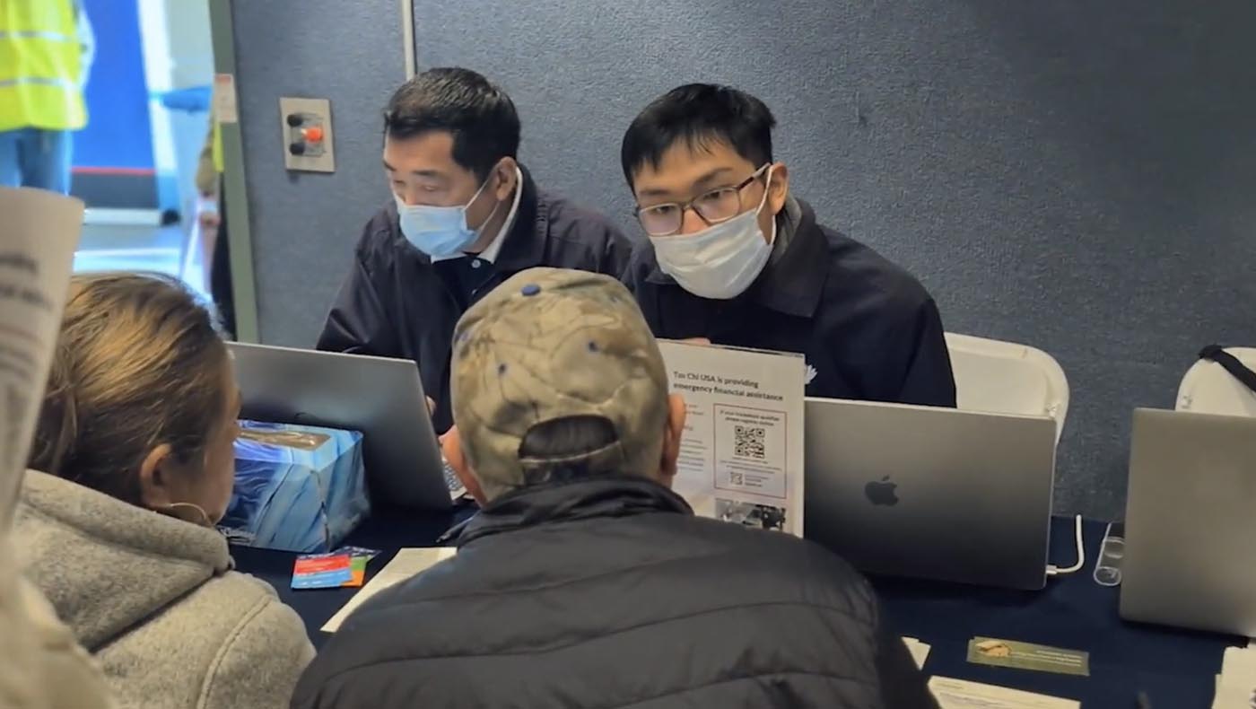 慈濟志工在災後復原中心室內的慈濟攤位上為災民服務。圖片來源／視頻截圖（攝影者門海梅 Jaime Puerta）