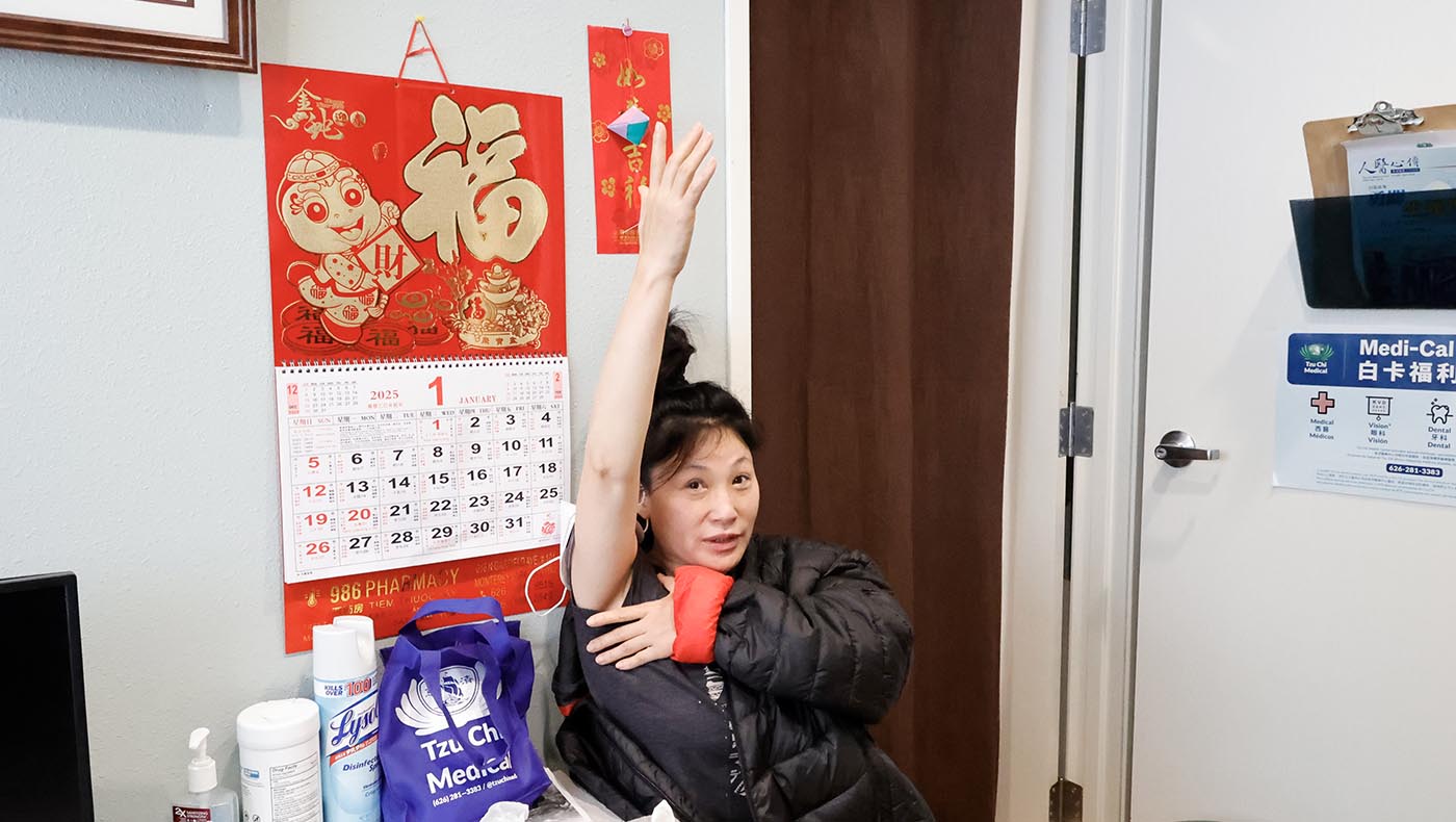 手臂終於可以舉高,活動自如了, 陳巧文露出開心的笑容。攝影/駱淑麗